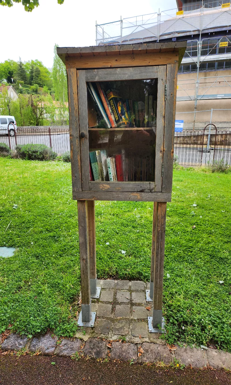 Délivrez - Boite à livres (Confolens, France)