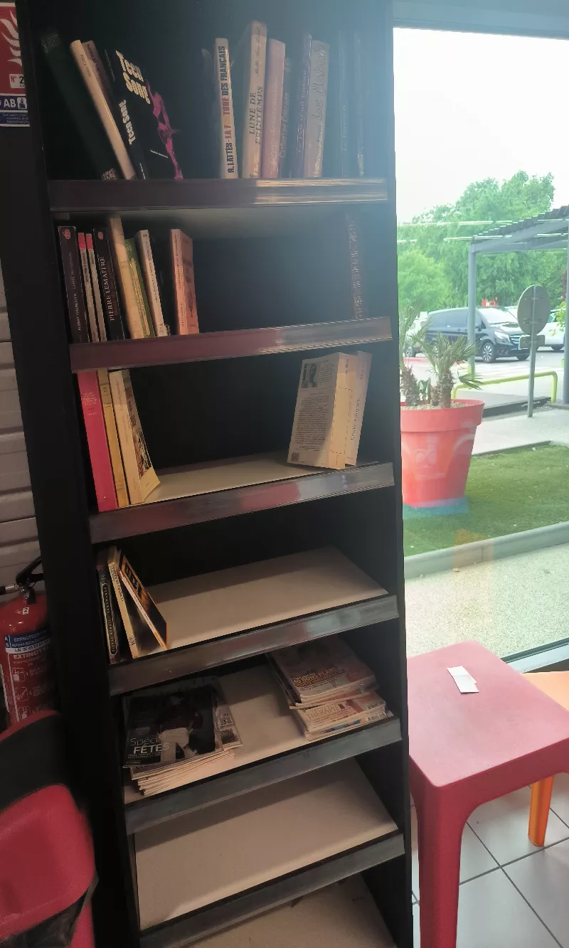 Delivrez - Free Library (Châteauneuf-du-Rhône, France)