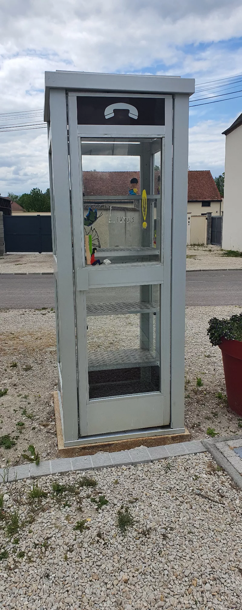 Delivrez - Free Library (Pars-lès-Romilly, France)