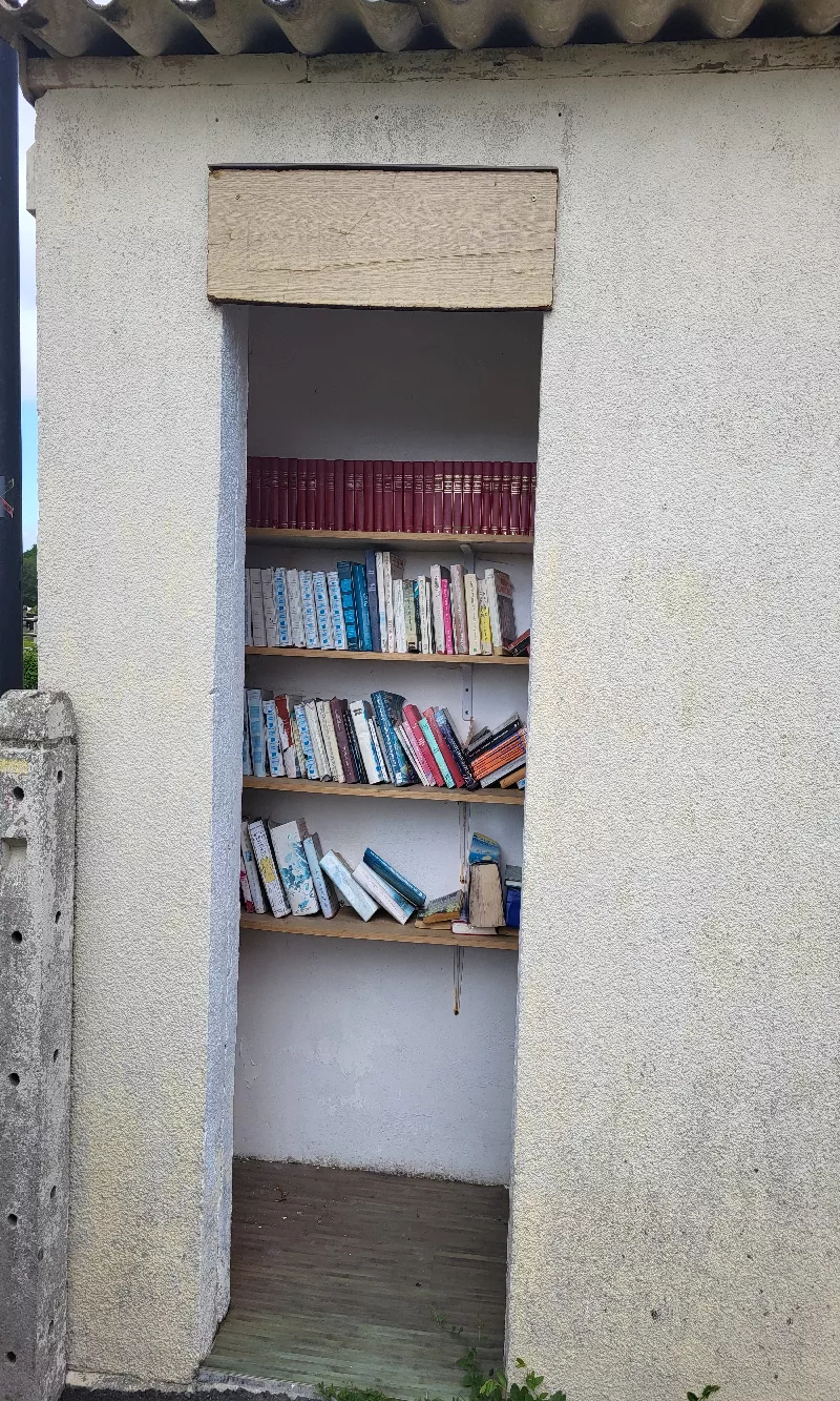 Délivrez - Boite à livres (La Pernelle, France)