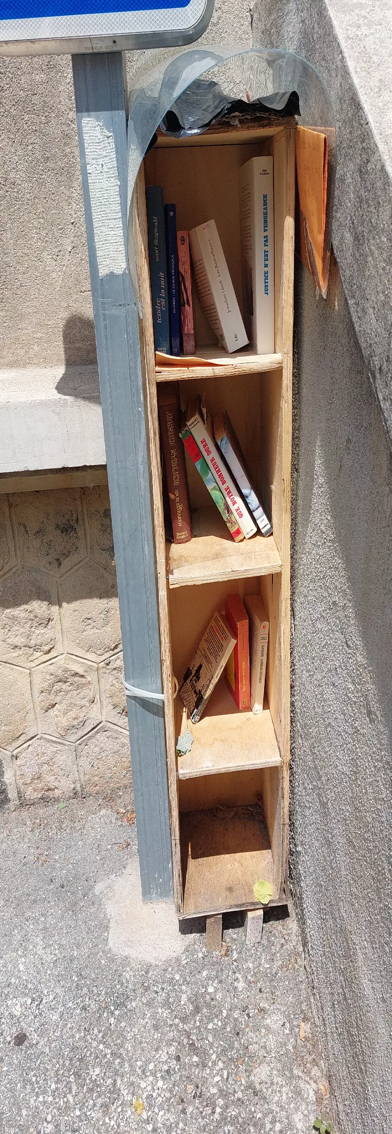 Delivrez - Free Library (Crest, France)