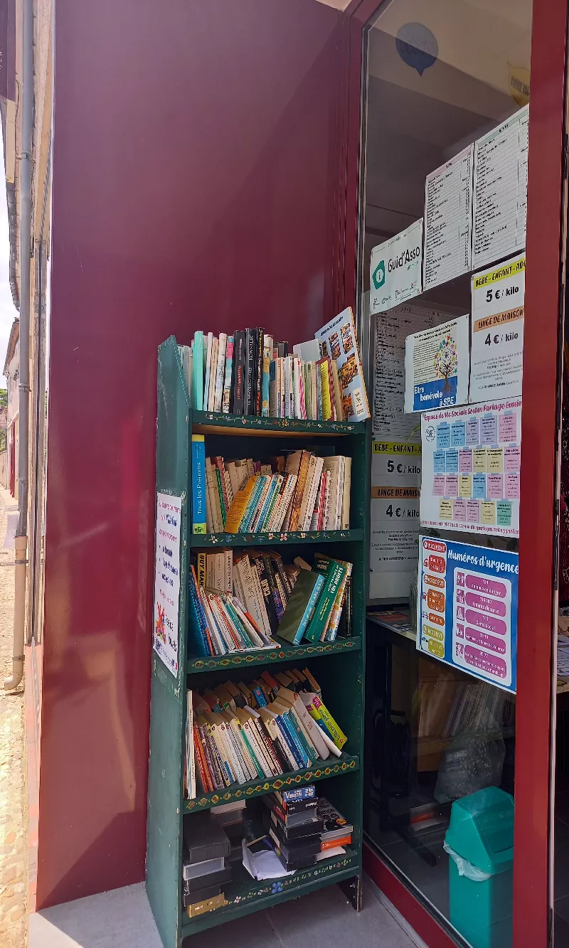 Delivrez - Free Library (Villamblard, France)