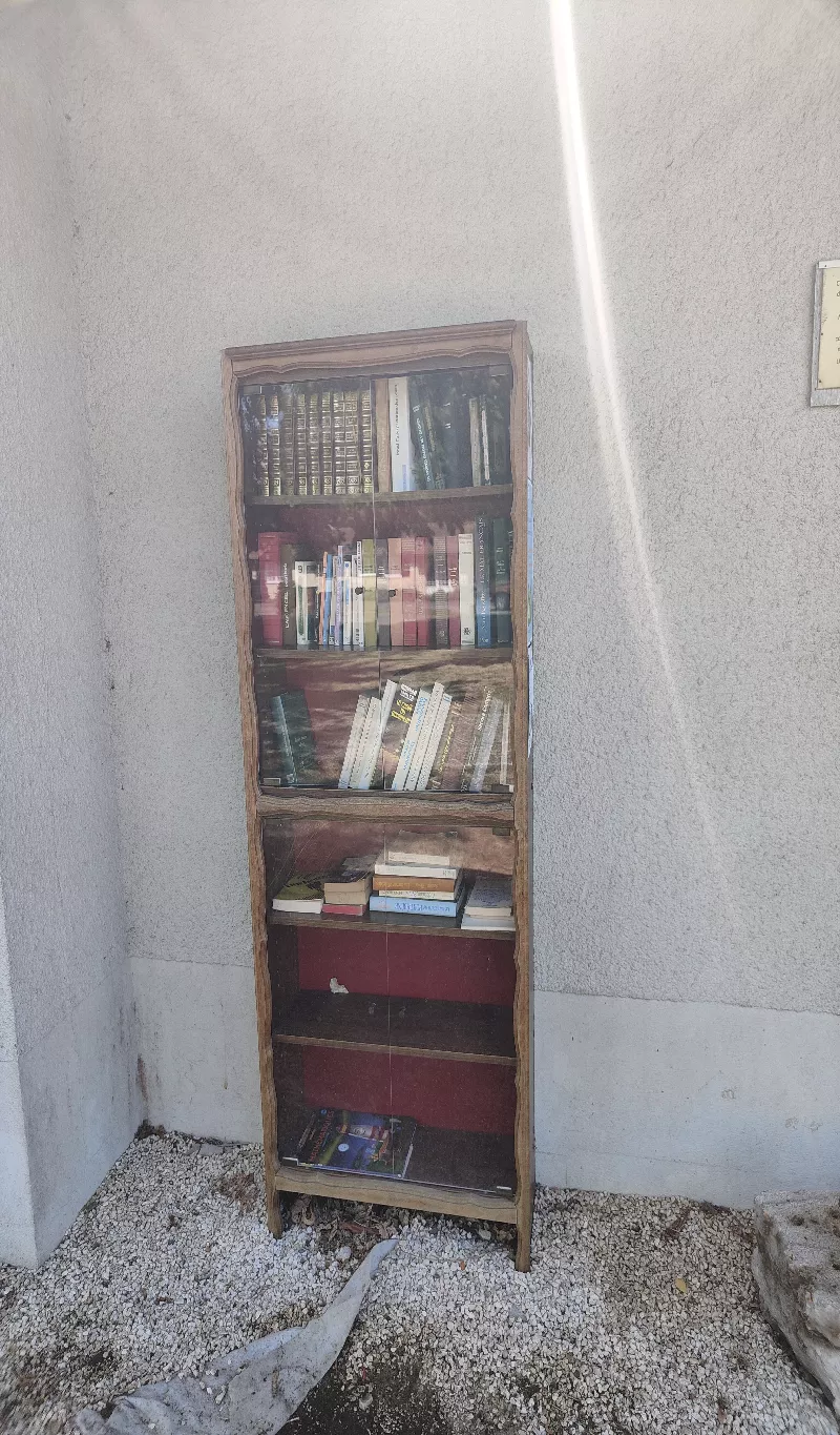 Delivrez - Free Library (Hourtin, France)