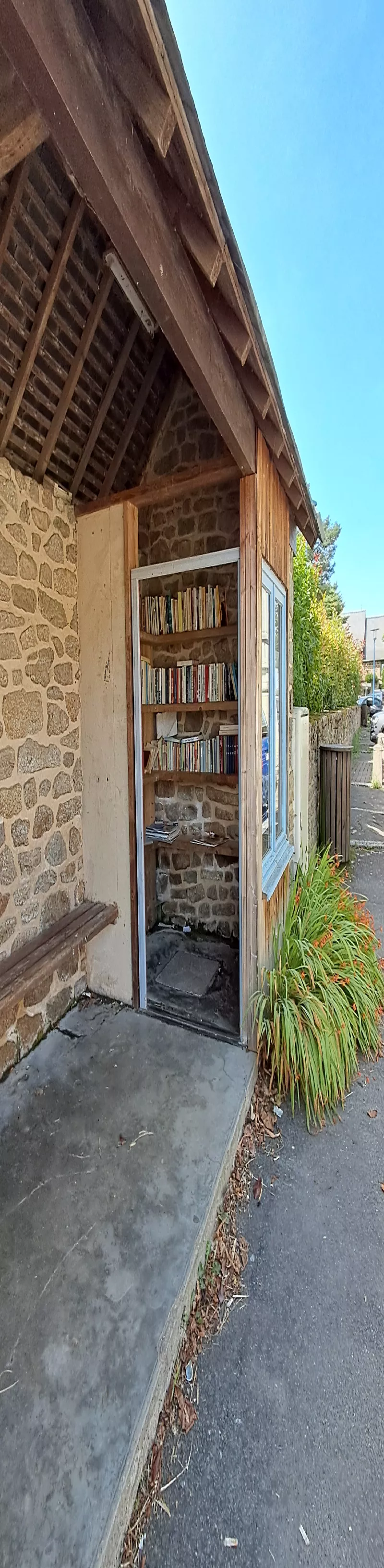 Delivrez - Free Library (Québriac, France)