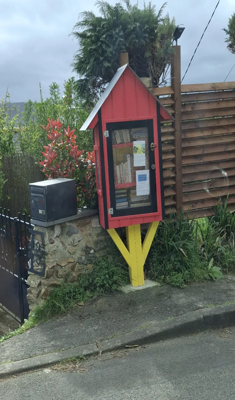 Délivrez - Boite à livres (Saint-Michel-en-Grève, France)