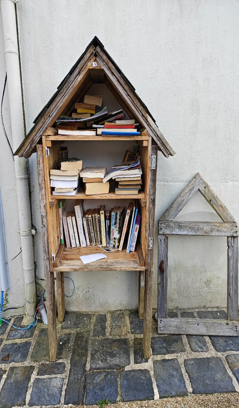 Délivrez - Boite à livres (Saint-Thégonnec Loc-Eguiner, France)