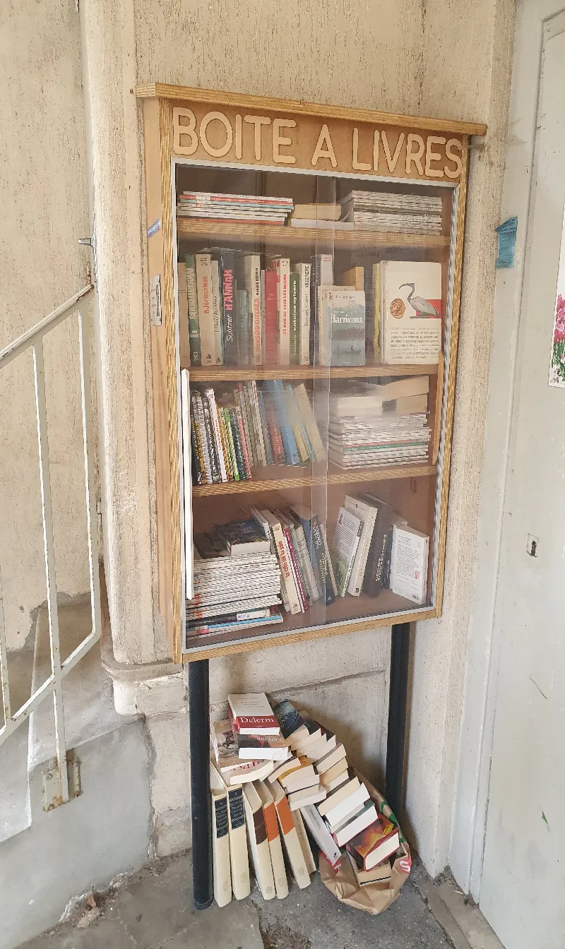 Delivrez - Free Library (Versailles, France)