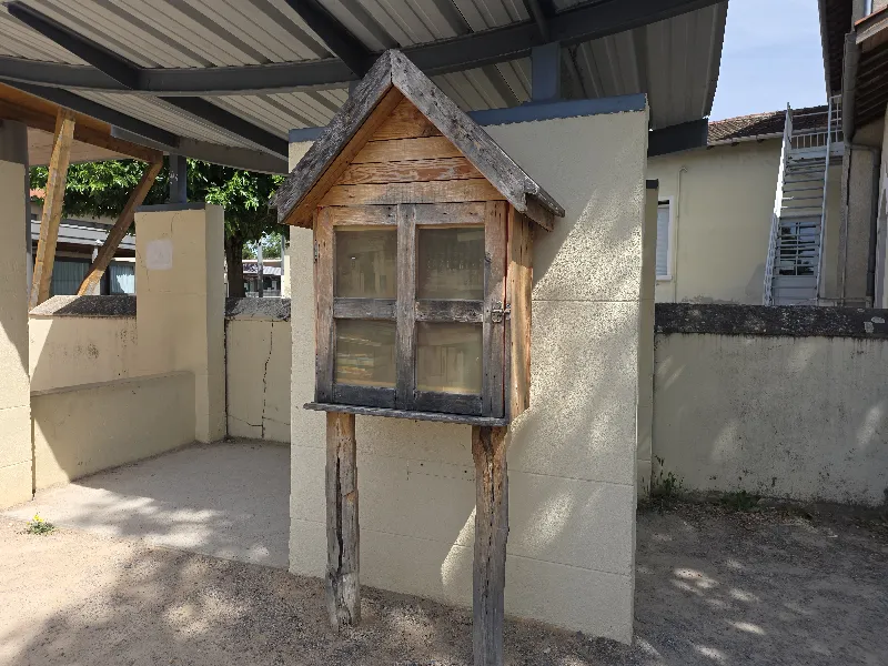 Délivrez - Boite à livres (Ambérieux-en-Dombes, France)