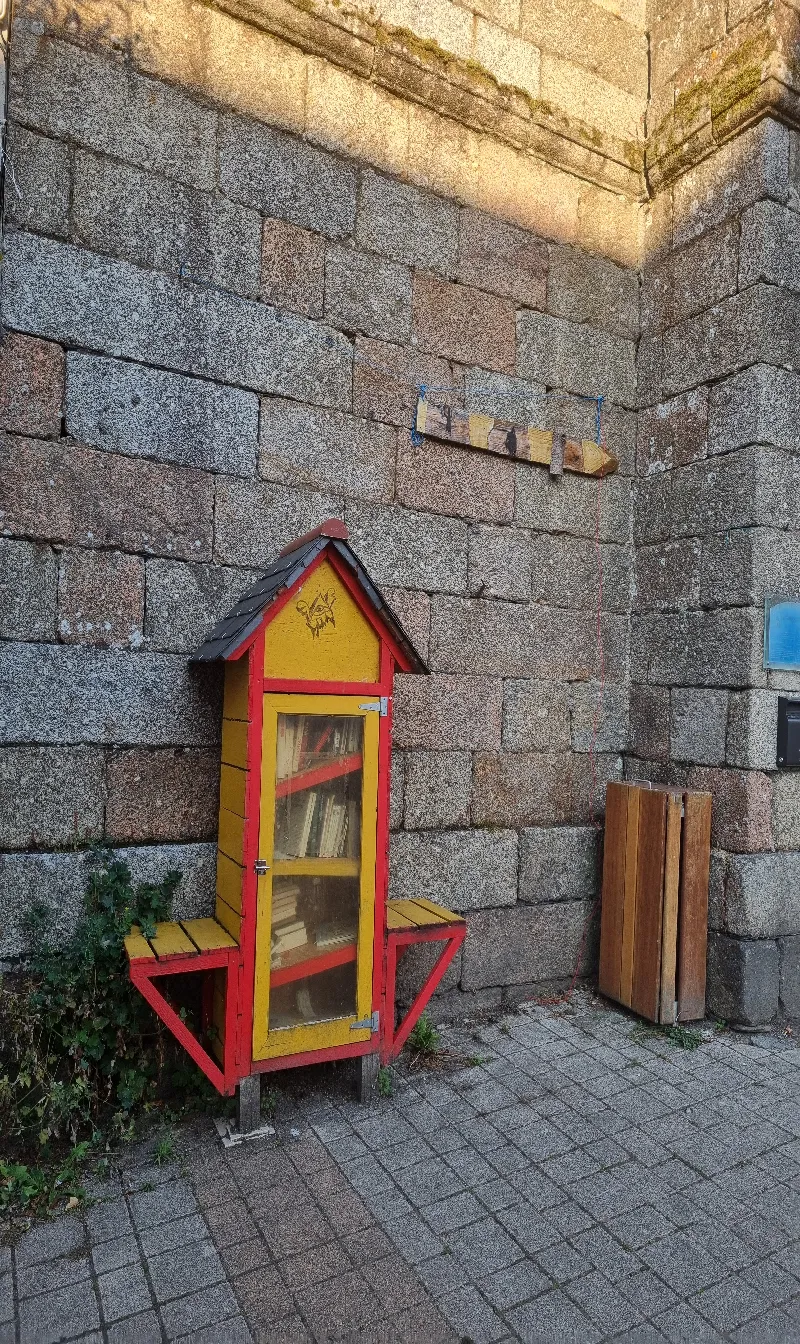 Délivrez - Boite à livres (Belle-Isle-en-Terre, France)