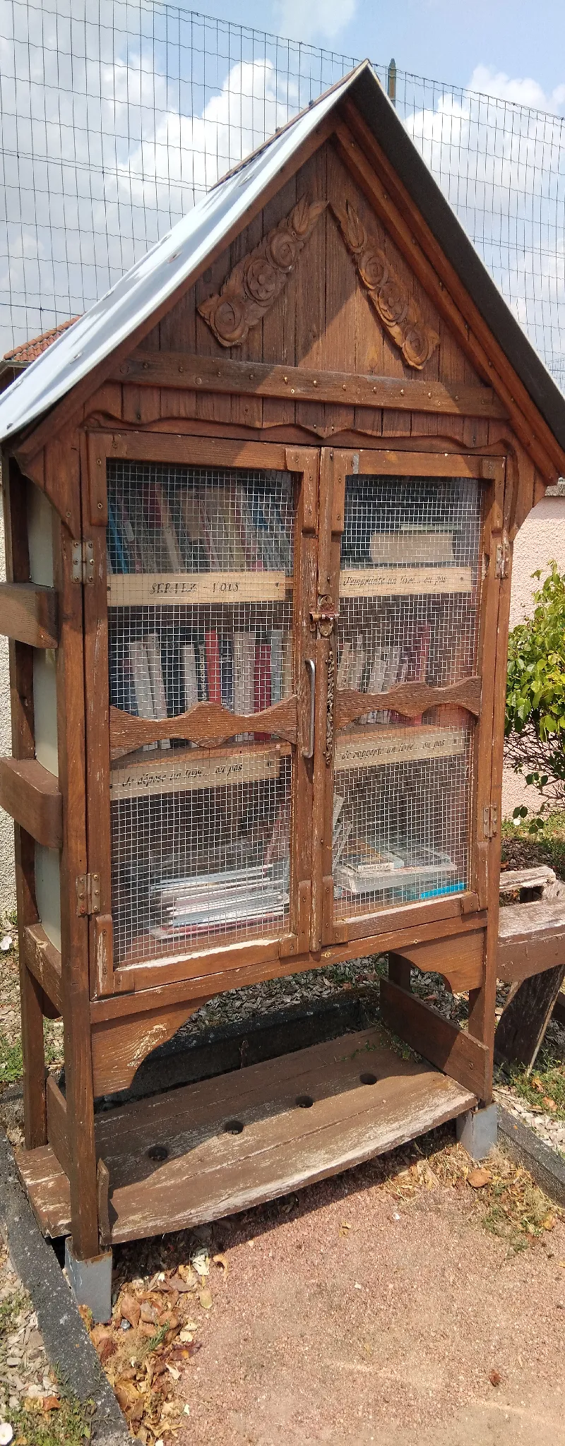 Délivrez - Boite à livres (Saint-Haon-le-Vieux, France)