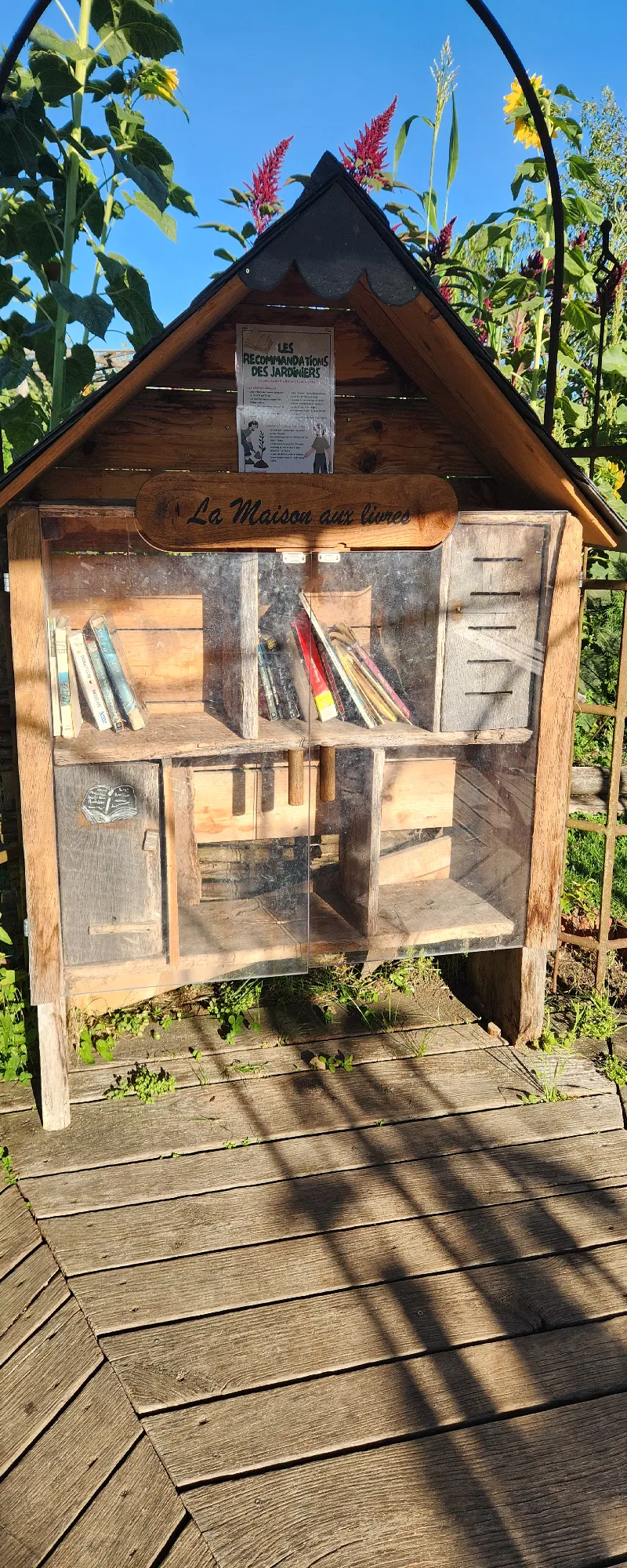 Délivrez - Boite à livres (Yvré-l'Évêque, France)