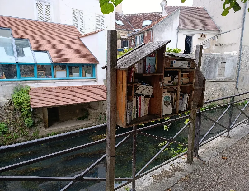 Délivrez - Boite à livres (Crécy-la-Chapelle, France)